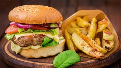 طريقة عمل البرجر بطريقة سهلة.. ألذ من الجاهز