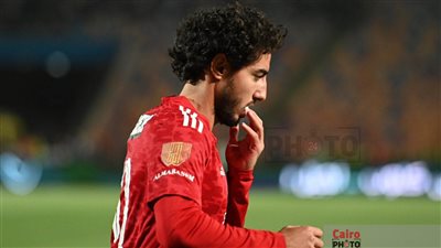 مشادة بين محمد هاني وعبد المنعم بعد هدف الزمالك الأول في مباراة القمة 