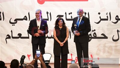تكريم صناع مسلسل عملة نادرة في حفل القومي لحقوق الإنسان.. ومدحت العدل يتسلم الجائزة
