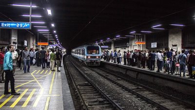 شطره نصفين.. شاب يلقي بنفسه أسفل عجلات مترو الأنفاق بمحطة دار السلام