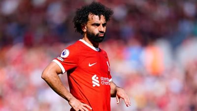 ليفربول يصارع أندية الدوري السعودي لضم بديل محمد صلاح 