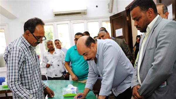 محافظ أسوان