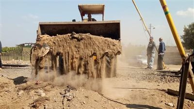 غلق المعابر المخالفة على شريط السكة الحديد بقرية البريجات في البحيرة