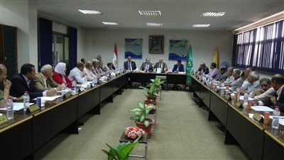 رئيس جامعة المنيا يناقش الخطط المستقبلية للجامعة وخارطة طريقها