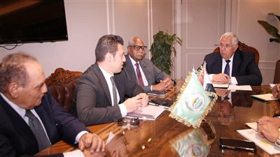 وزير الزراعة يبحث مع مسئولي إحدى كبرى الشركات الليبية زيادة حجم استثماراتها في مصر