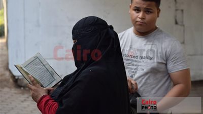 بقراءة القرآن.. ولية أمر بصحبة نجلها لـ أداء آخر امتحانات في الثانوية العامة 2023
