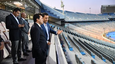 وزير الرياضة يتفقد استاد القاهرة للاطمئنان على جاهزيته لمباراة قمة الأهلي والزمالك | صور