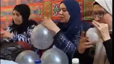 بالورود والبلالين.. استعدادات أولياء أمور طلاب الثانوية العامة للاحتفال بانتهاء الامتحانات| بث مباشر