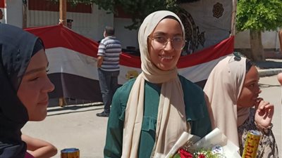 بالورد والشماريخ.. أولياء الأمور بالقليوبية ينتظرون أبناءهم أمام اللجان | صور