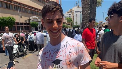 دفعة تلت التسعة كام؟.. طالب ثانوي يرتدي تيشيرت يحمل سؤالا سابقًا في امتحان اللغة العربية| صور