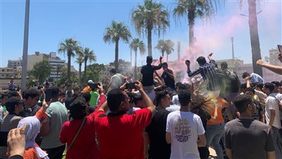 بالرقص والزغاريد.. طلاب الثانوية العامة بأسيوط يحتفلون بانتهاء الامتحانات| فيديو 