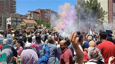 بالطبلة والألعاب النارية.. رقص هستيري لطلاب الثانوية العامة بالدقهلية بعد انتهاء الامتحانات
