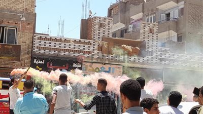 بالألعاب النارية والشماريخ.. فرحة هيسترية لطلاب الثانوية العامة بختام ماراثون الامتحانات بقنا