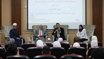 الأزهر للفتوى يناقش مخاطر الرهاب الاجتماعي.. ويقدم توصيات تربوية لتجنب أضراره وسلبياته 