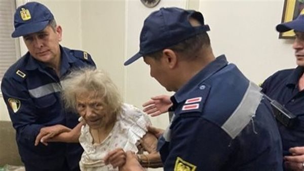 رجال الأمن مع السيدة