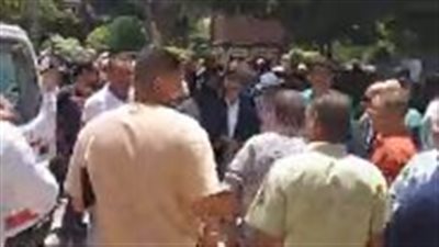 الحزن يسيطر على ابن الدكتور ياسر عبد القادر أستاذ علاج الأورام أثناء تشييع جثمان والده|بث مباشر 