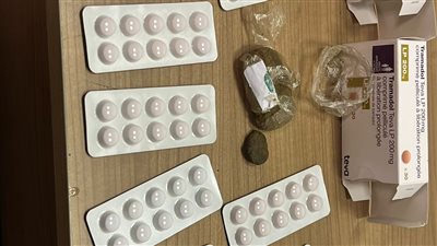 ضبط راكب بحوزته مواد مخدرة وآخر بمنظار محظور في مطار القاهرة