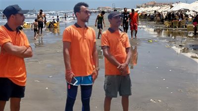 مُنقذ يعرض حياته للخطر لإنقاذ شاب في بورسعيد.. وإدارة الشاطئ تدفع بفريق لإنقاذهما | تفاصيل 