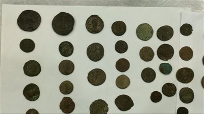 ضبط أجنبي بحوزته 65 عملة من العصور الرومانية والبيزنطية والبطلمية
