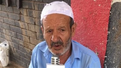 عم محمد العجوز أقدم صانع أحذية بشبين القناطر: أعمل منذ 40 عامًا.. ويومى يبدأ من 5 صباحًا 