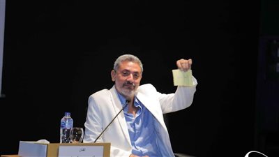 فتحي عبد الوهاب: كنت محظوظا بالوقوف لأول مرة أمام الكاميرا مع شريف عرفة وبتعلم من أحمد مكي 