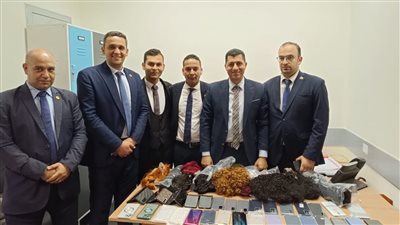 ضبط راكب أجنبي حاول تهريب 31 تليفون وكمية من الشعر المستعار