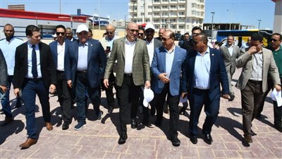 وزير الإسكان ومحافظ البحر الأحمر يتفقدان مشروع تطوير الممشى السياحي بالغردقة