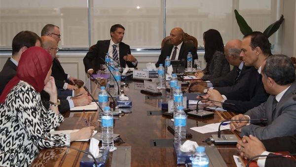 وزير النقل مع نائب