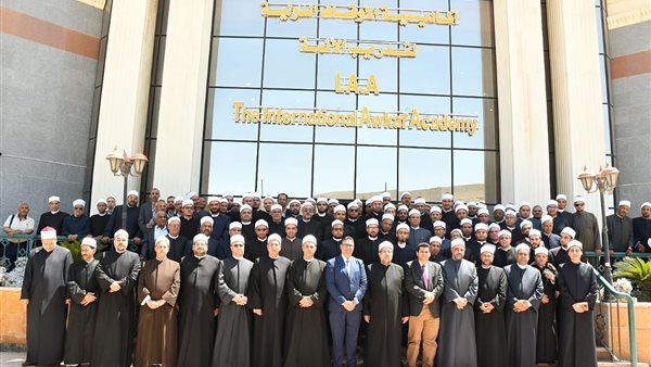 وزير الأوقاف يجتمع