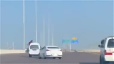 عرّضا حياة المواطنين للخطر.. القبض على شابين أدّيا حركات استعراضية بسيارتيهما بطريق بشاير الخير