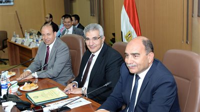 وزير التعليم العالي يستعرض تقريرًا حول اجتماع المجلس الأعلى لشئون خدمة المجتمع