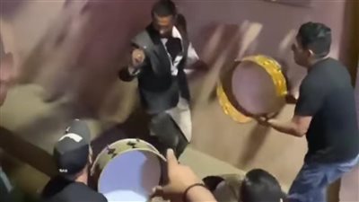 جليس الشارع بسبب وفاة والديه.. وصلة رقص لمتشرد نظمتها فرقة أفراح شعبية.. وصاحبها: كان نفسه يتحظ فرقّصناه