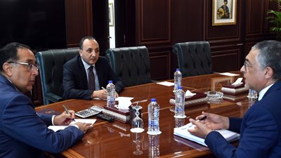 مدبولي يلتقي رئيس هيئة الاستثمار لبحث مستجدات منح الرخصة الذهبية للمشروعات