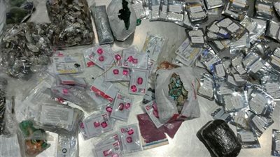 ضبط راكب بمطار القاهرة حاول تهريب كمية كبيرة من الأحجار الكريمة والمشغولات الفضية