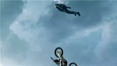 قفز من جبل مرتفع.. كيف نفذ توم كروز المشهد الأكثر خطورة بفيلم Mission: Impossible 7؟ | فيديو