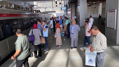 إقبال كبير على ركوب القطار الكهربائي الخفيف LRT اليوم | صور