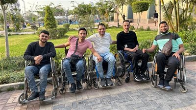 ونس الرحلة وبنكمل بعض.. حكاية 8 أصدقاء جمعهم الكرسي المتحرك وغيّر حياتهم