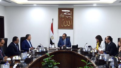 الحكومة تدرس إطلاق مبادرات لزيادة عدد الغرف السياحية ودعم وتطوير النقل السياحي