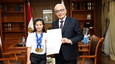 توجت بذهبيتين بمونديال فرنسا.. وزير التعليم يكرم أسرع عداءة داون في مصر 