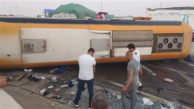 إصابة 16 راكبا بينهم روسية إثر انقلاب أتوبيس على الطريق الصحراوي الشرقي