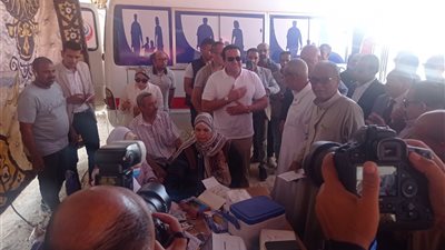 في أولى جولاته بقنا.. وزير الصحة يتفقد أعمال مبادرة 100 يوم صحة بقرية بركة