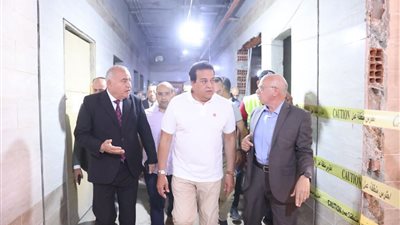 وزير الصحة يضع حجر أساس مستشفى الرمد التخصصي بقنا