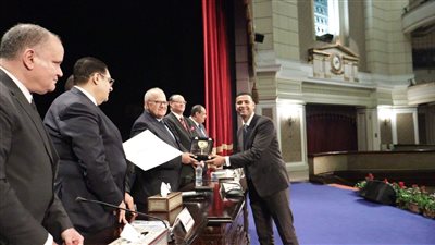 جامعة القاهرة تكرّم الزميل أحمد حمدي مسؤول ملف الجامعات بالقاهرة 24