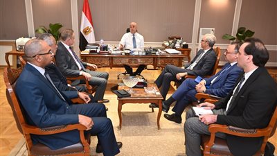 وزير الإسكان يبحث مع مسئولي شركة أكوا باور سبل تعزيز التعاون في مجال تحلية مياه البحر