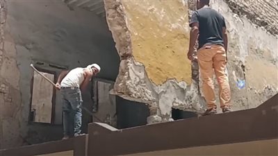 انهيار أجزاء خارجية من عقار على سور مدرسة بالإسكندرية دون إصابات