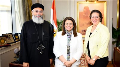 بعد تكريمها من السيسي.. وزيرة الهجرة تلتقي فيبي وصفي وراعي كنيسة العذراء بكندا