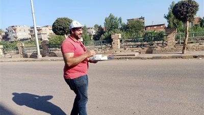 شباب بالدقهلية يوزعون المياه على المواطنين في الشارع لتخفيف الحر 