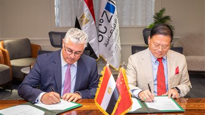 بـ 28.5 مليون دولار.. اقتصادية قناة السويس توقع عقد إنشاء مصنع للملابس بمنطقة أبو خليفة