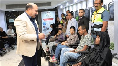 محافظ أسوان يسلم كراسي متحركة لعدد من الحالات الإنسانية