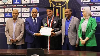 طلعت محرم وطارق سليمان يتسلمان شهادة الدبلومة الإفريقية A